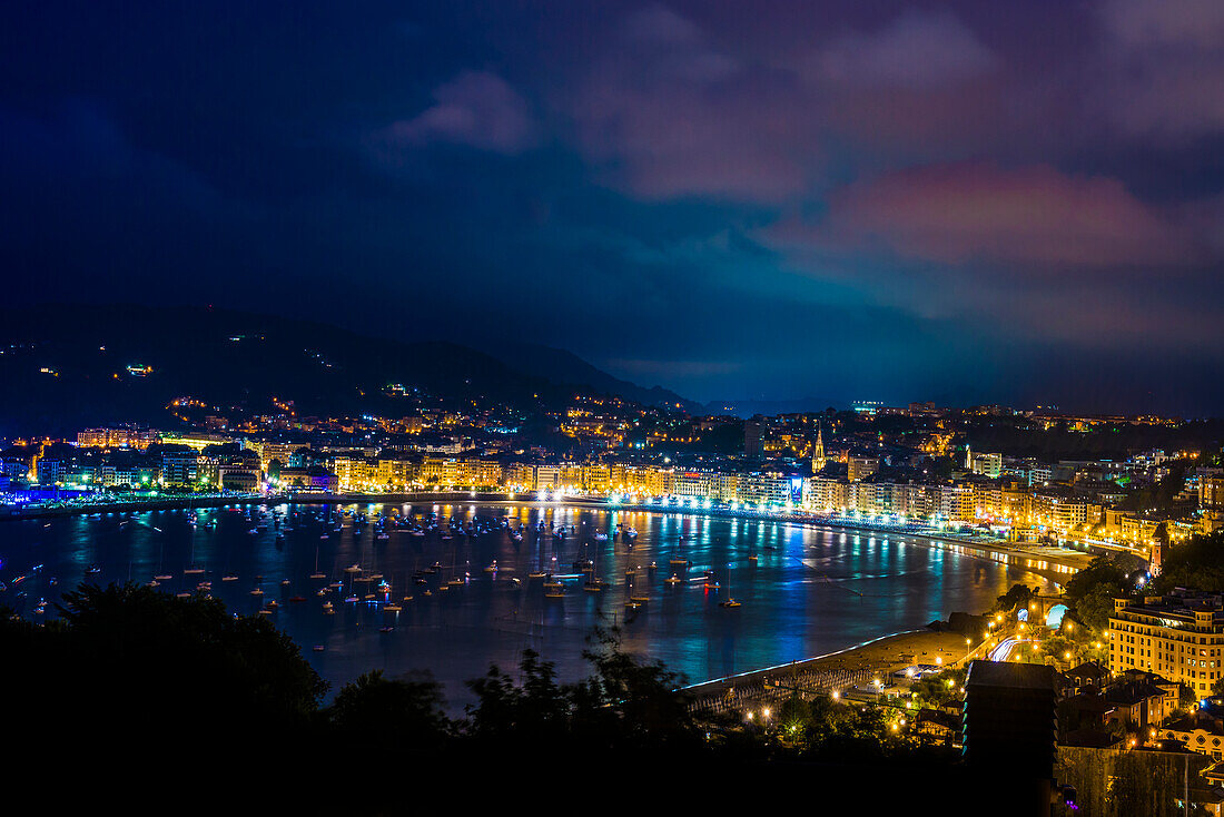 Panorama bei Nacht, Blick vom Monte Igueldo, San Sebastian (Donostia), Golf von Biskaya, Baskenland, Nordspanien, Spanien