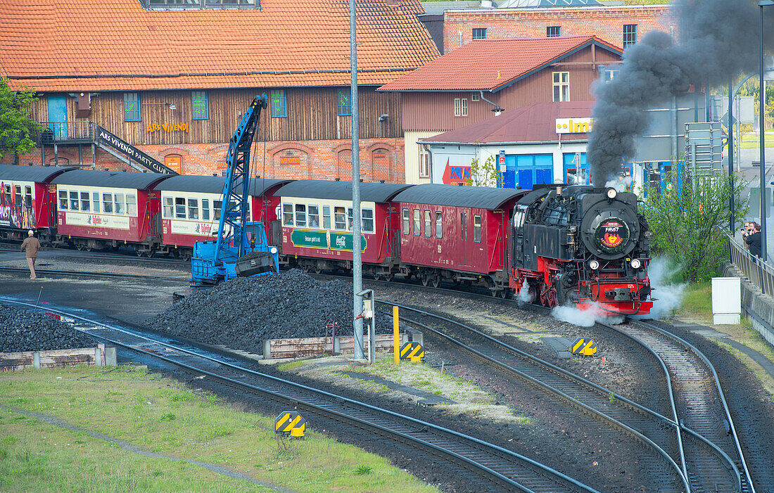 Harzer Schmalspurbahnen; historischer Sonderzug Mephisto-Express verlässt den Bahnhof Werningerode, Harz, Sachsen-Anhalt, Deutschland