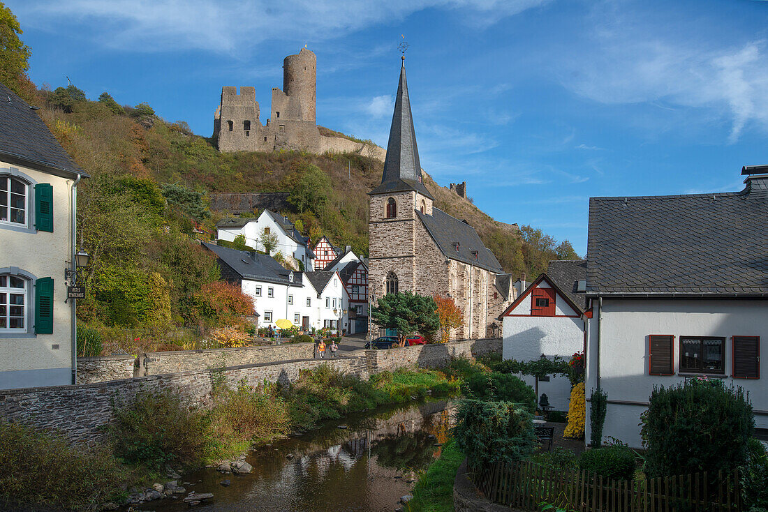 Die Löwenburg und die Heilige Dreifaltigkeitskirche prägen den Ortskern von Monreal in der Eifel, Rheinland-Pfalz, Deutschland
