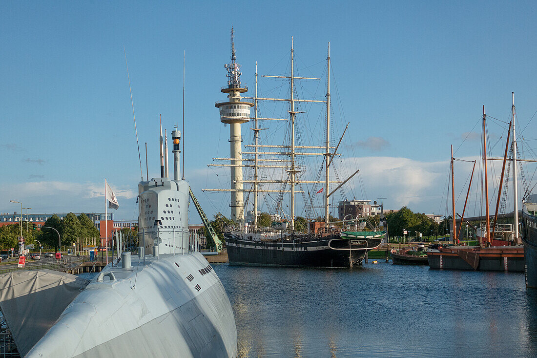 Bremerhaven, historische Segelschiffe und ein U-Boot aus dem 2. Weltkrieg gehören zu den Attraktionen des Viertels Hafenwelten, Freie Hansestadt Bremen, Deutschland