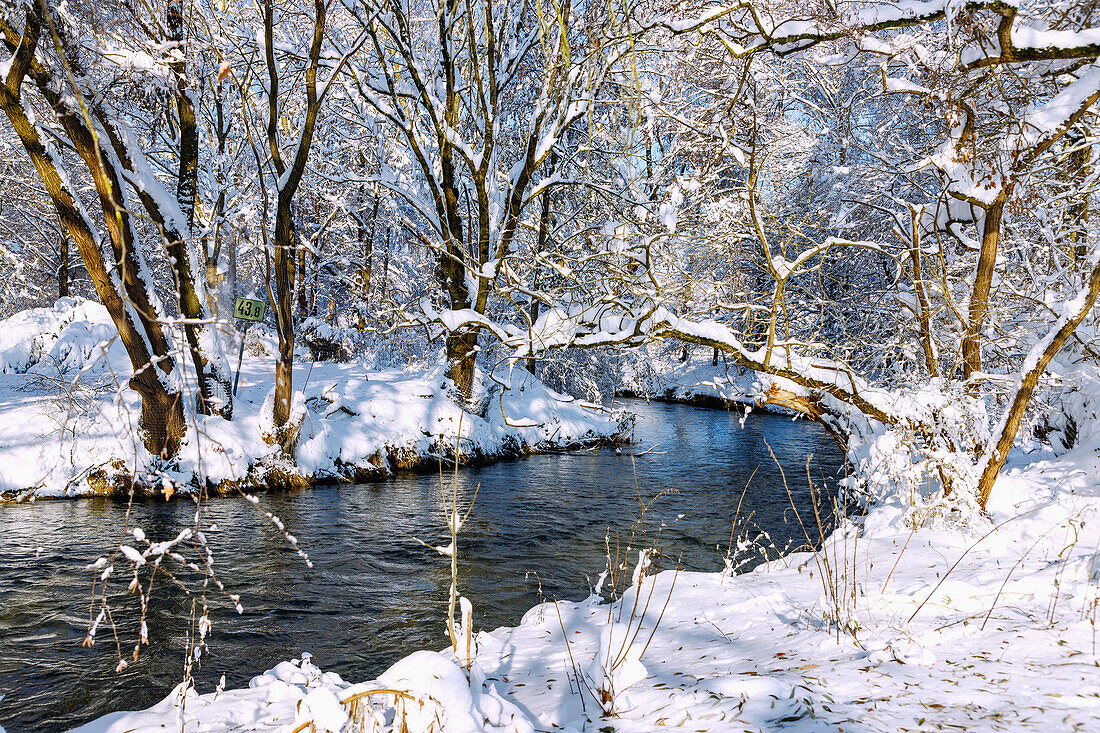 Winterlich verschneite Ufer der Sempt im Erdinger Land in Oberbayern in Deutschland