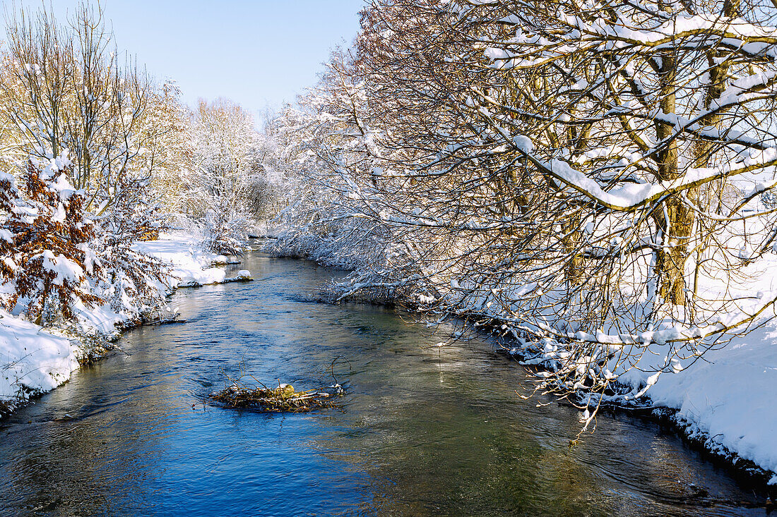 Winterlich verschneite Ufer der Sempt im Erdinger Land in Oberbayern in Deutschland