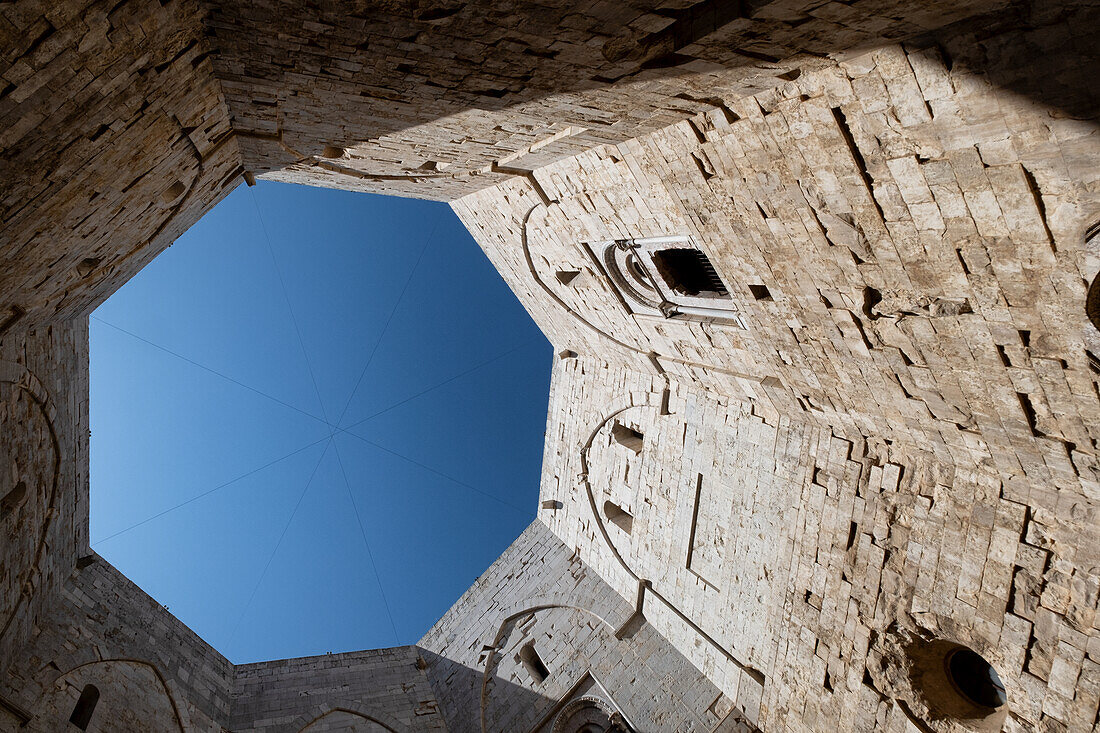 Blick zum Himmel vom Innenhof der Festung Castel del Monte in Andria, Region Apulien, Italien