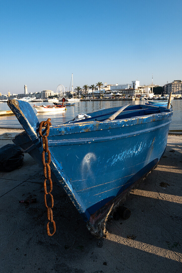 Detailaufnahme der Fischerboote am Fischmarkt von Bari,  Apulien, Italien, Europa