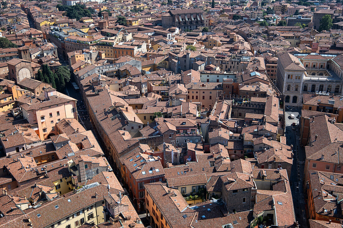 Erhöhtes Stadtbild der Altstadt vom Asinelli-Turm, Bologna, Emilia Romagna, Italien, Europa