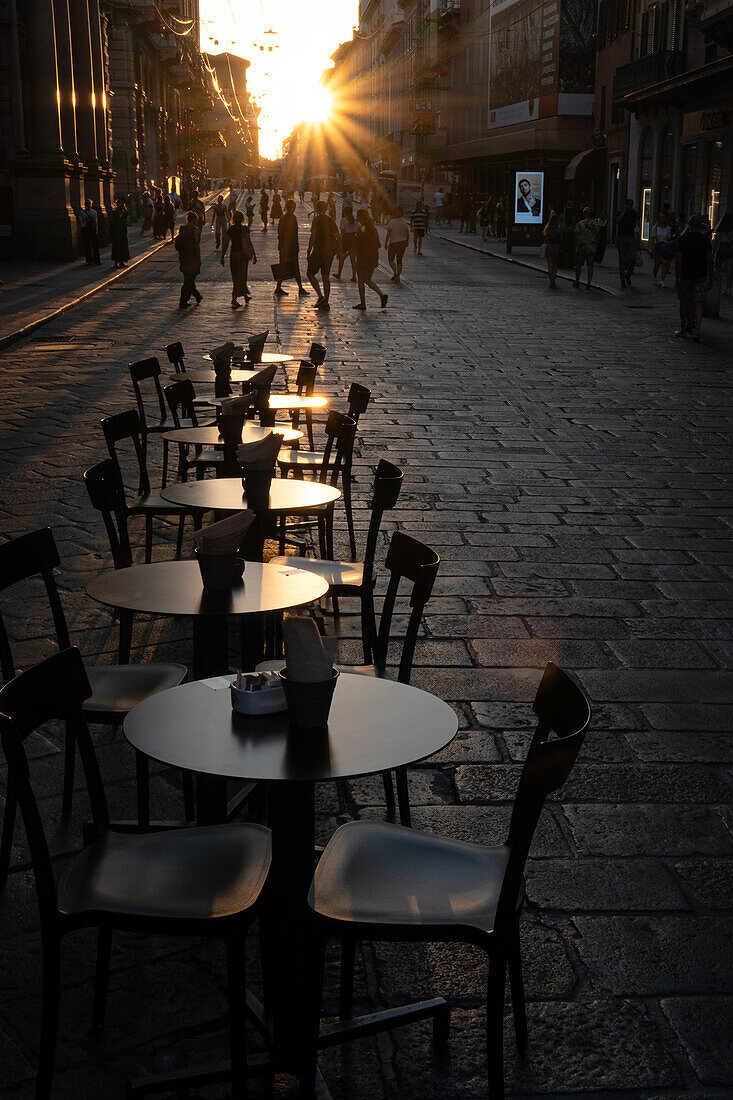 Via Rizzoli bei Sonnenuntergang, Bologna, Emilia-Romagna, Italien, Europa