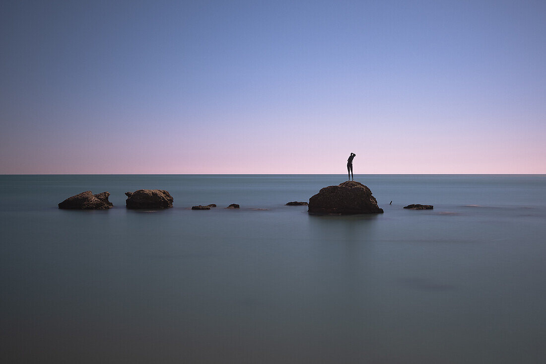 Blick auf die Bronze Statue Monumento alla Bagnante, La Sirenetta, im Sonnenuntergang, Vasto, Abruzzen, Provinz Chieti, Italien, Europa