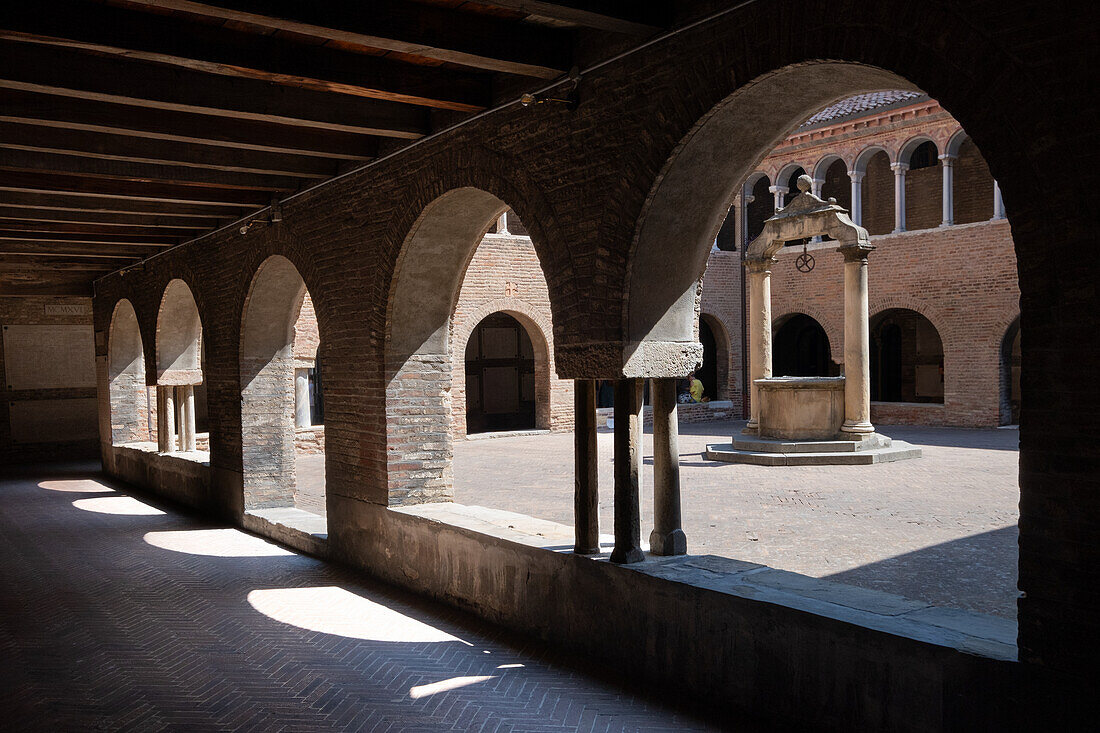 Blick auf den Kreuzgang mit Brunnen in der Basilika Santo Stefano im Innenhof des Klosters, Bologna, Emilia Romagna, Italien, Europa