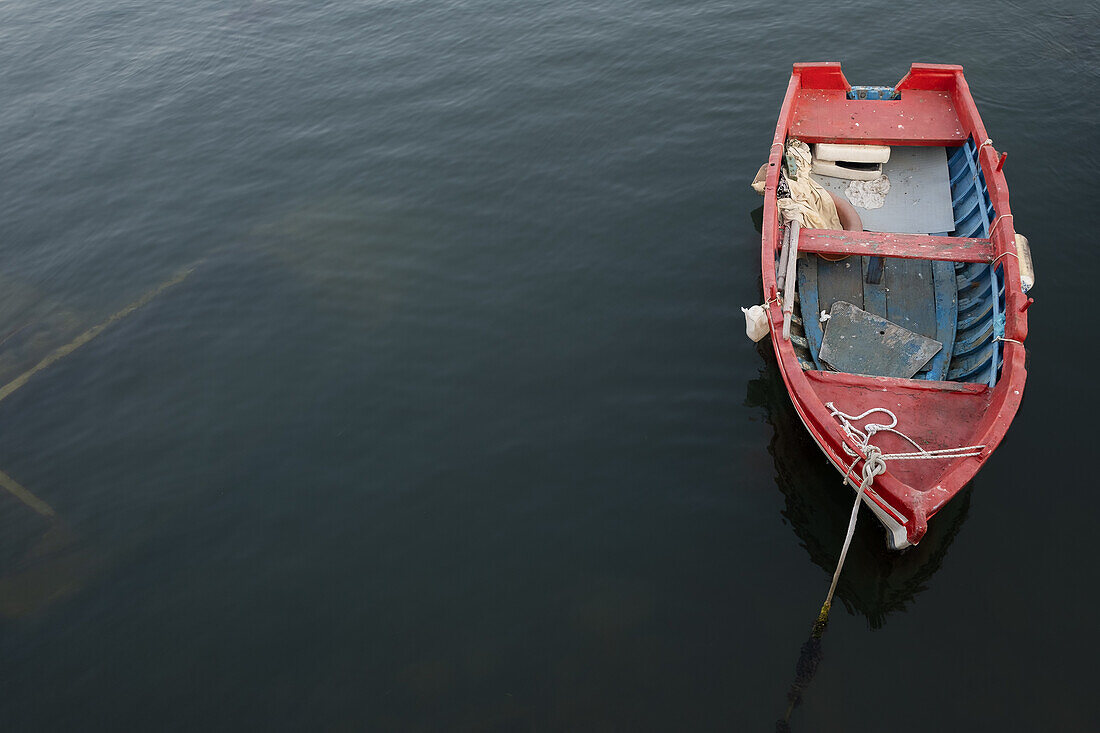 Fischerboot im Wasser, am Fischmarkt von Bari, Bari, Apulien, Italien, Europa