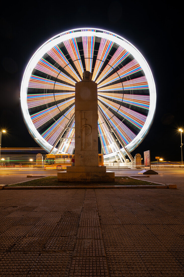 Blick auf das Monumento ad Armando Diaz vor dem Riesenrad  Blue Sky Wheel an der Uferpromenade bei Nacht, von Bari, Apulien, Italien, Europa