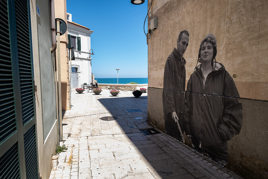 Wandkunst in einer Gasse der Altstadt von Termoli, Campobasso, Molise, Abruzzen, Italien, Europa