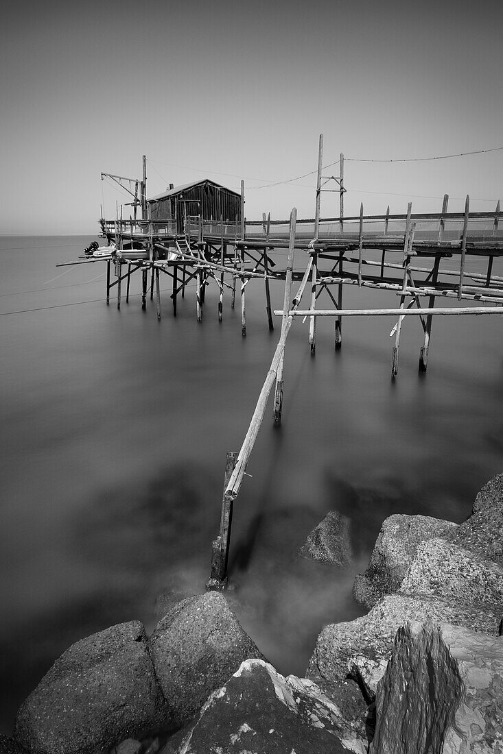 Blick auf einen Trabocco Pfahlbau in Termoli, Provinz Campobasso, Region Molise, Abruzzen, Italien, Europa