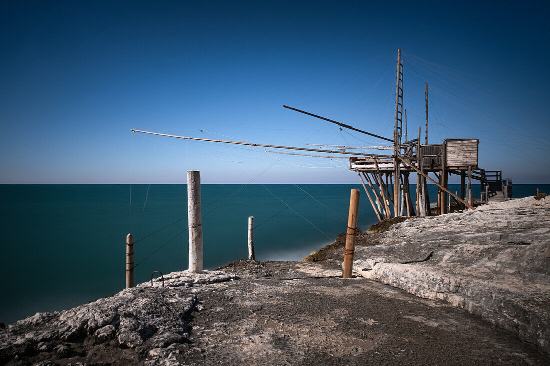 Blick auf einen Trabocco Pfahlbau in Vieste, Apulien, Provinz Foggia, Italien, Europa