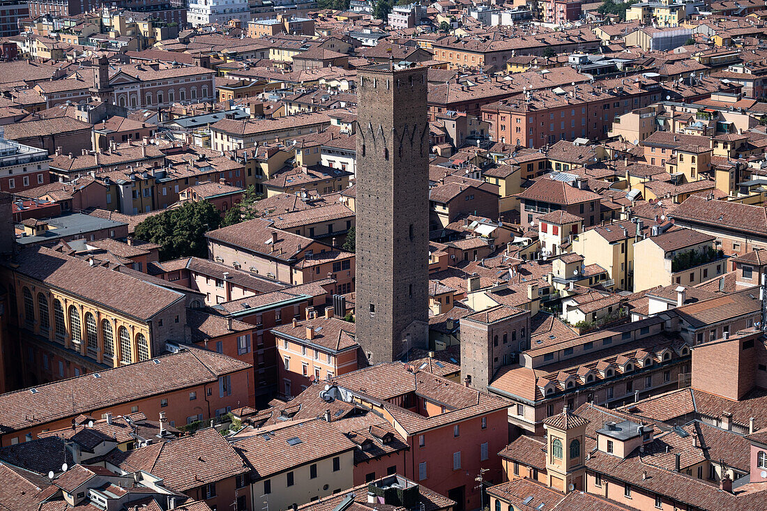Blick auf die Dächer der Stadt und den Turm Arcidiocesi, Bologna, Emilia Romagna, Italien, Europa