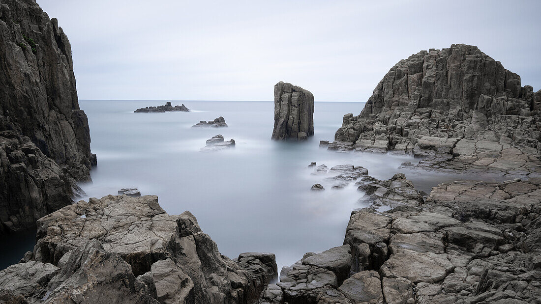 Steilküste im japanischen Mikuni, alte Klippen am Meer, Sakai, Präfektur Fukui, Japan 