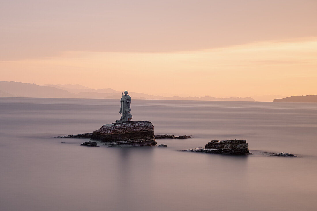 Mönch auf Felsen im Wasser, Minamichita, Präfektur Aichi, Japan, Asien