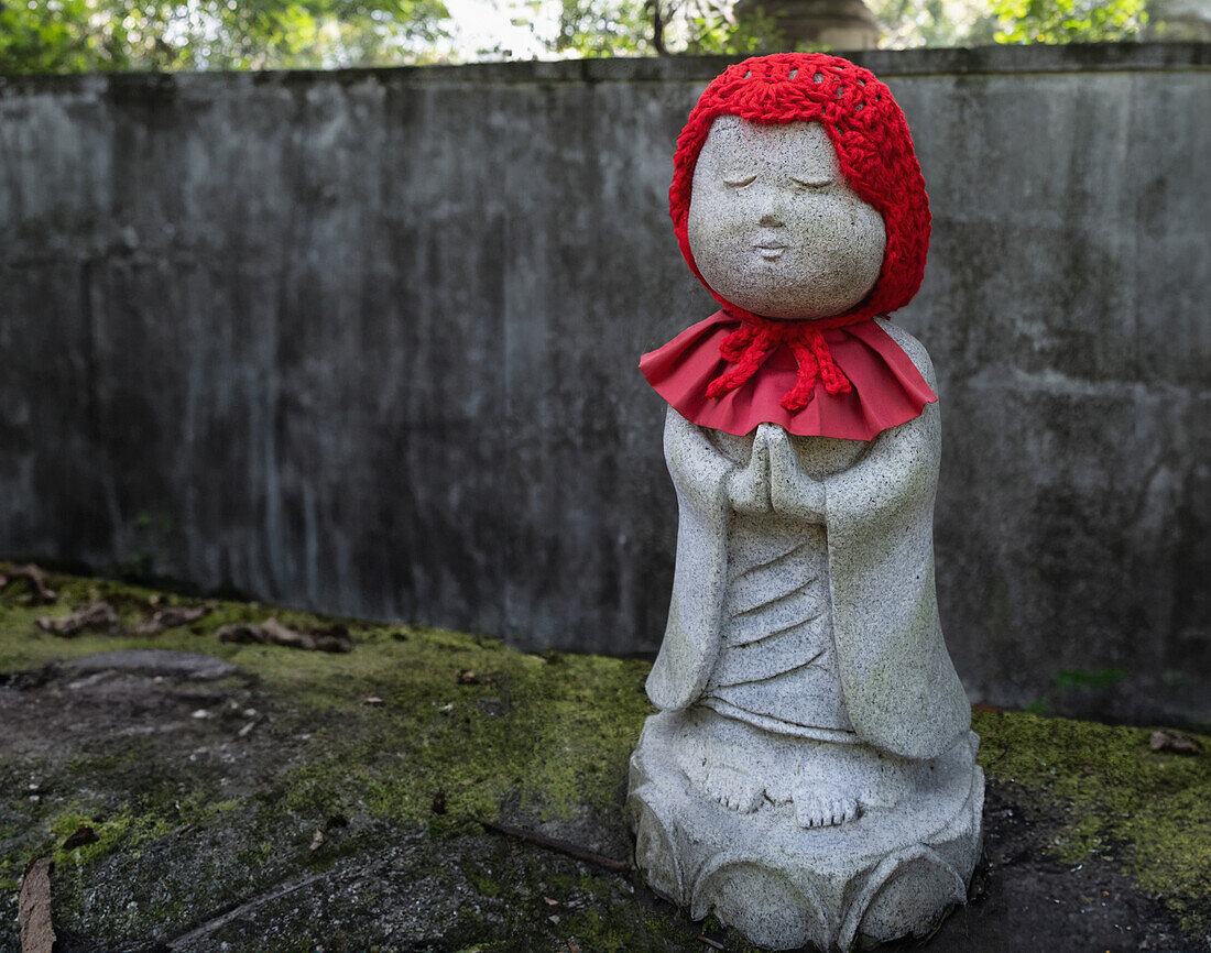 Blick auf Jizo-Statuen (Kosodate Jizo-son) Schutzgottheit der Kinder, Zojoji-Tempel, Tokio, Japan, Asien