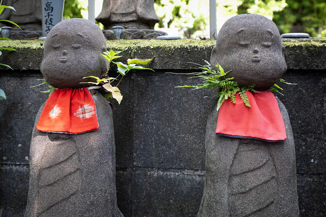 Blick auf Jizo-Statuen (Kosodate Jizo-son) Schutzgottheit der Kinder, Zojoji-Tempel, Tokio, Japan, Asien