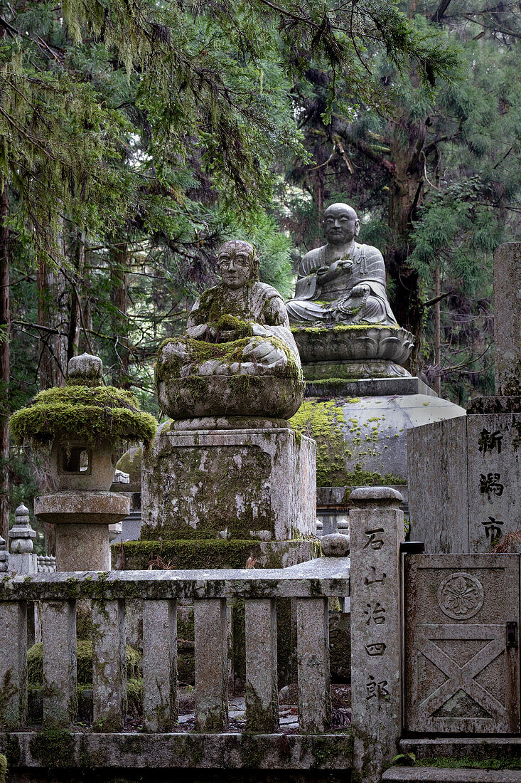 Blick auf Mönchsgräber mit Statuen im Friedhof Okunoin, Okuno-in, Koyasan, Koya, Ito District, Wakayama, Japan