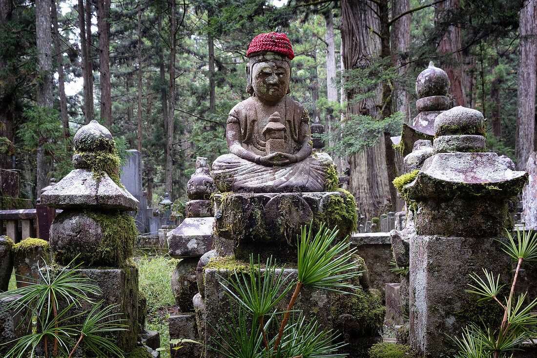 Blick auf bekleidete Statuen im Friedhof Okunoin, Okuno-in, Koyasan, Koya, Ito District, Wakayama, Japan