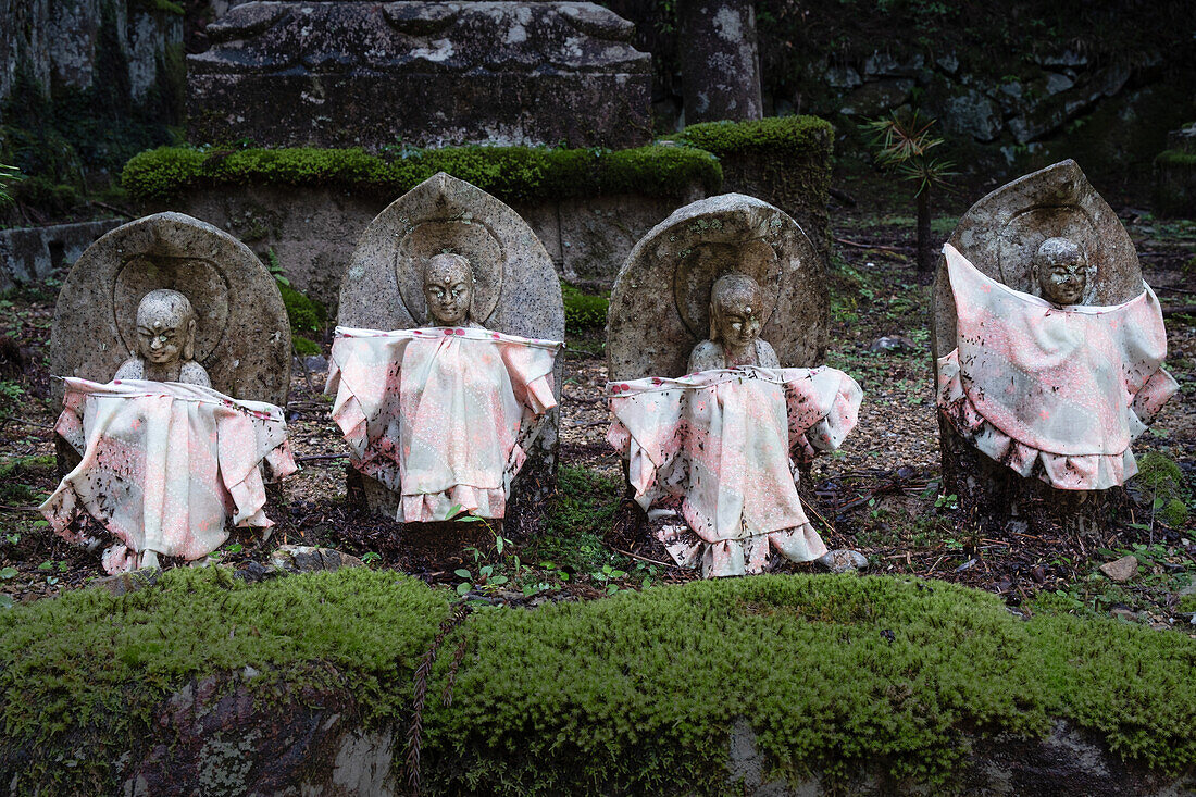 Blick auf die leuchtenden Laternen im Friedhof Okunoin, Okuno-in, Koyasan, Koya, Ito District, Wakayama, Japan