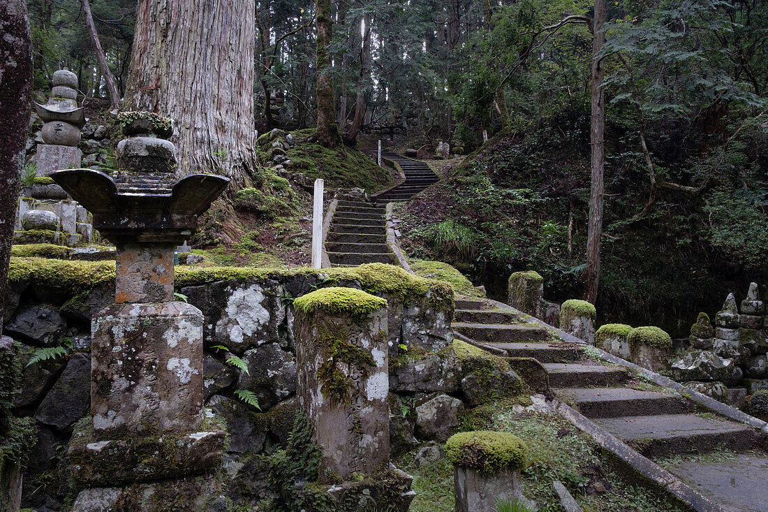 Blick auf eine eine Treppe im Friedhof Okunoin, Okuno-in, Koyasan, Koya, Ito District, Wakayama, Japan