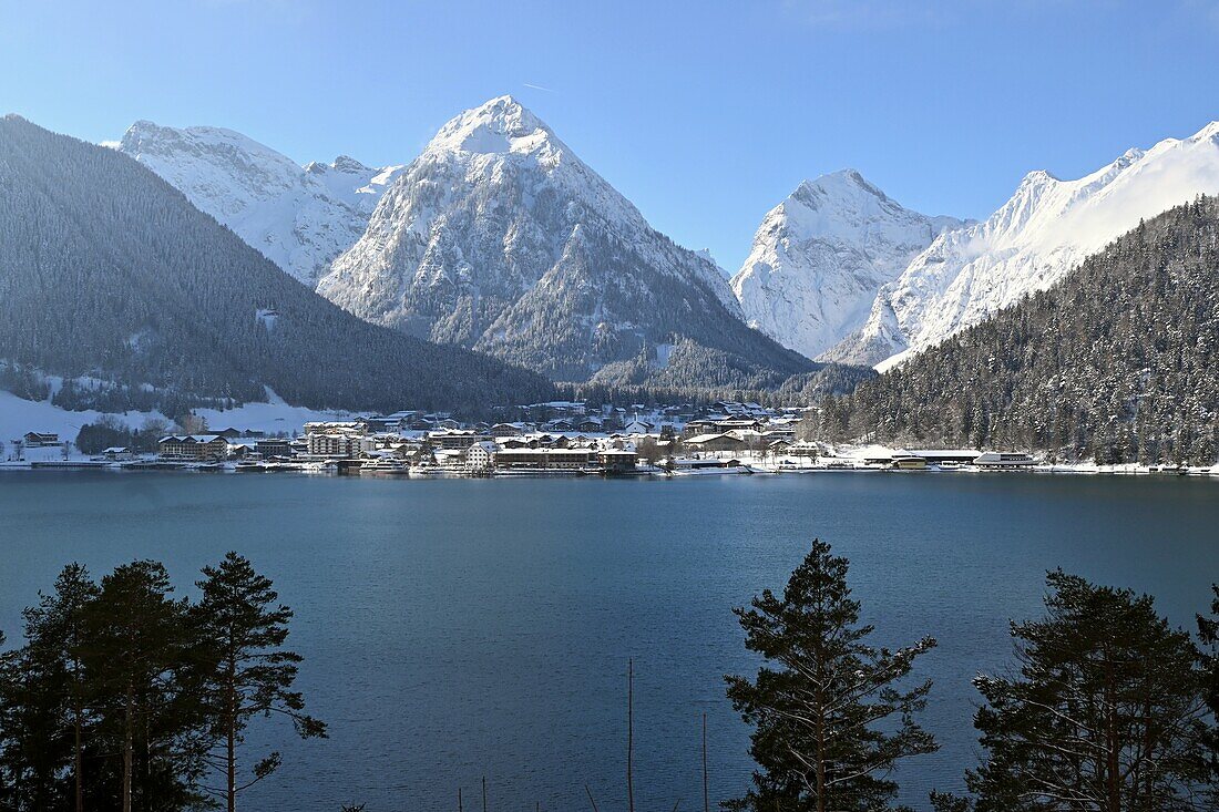 Blick auf Pertisau mit Bettlerkarspitze im Winter, Karwendel und Achensee, Tirol, Österreich
