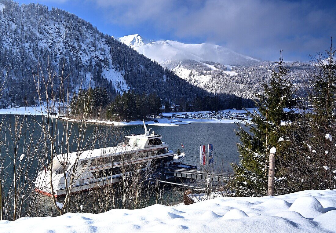 Schiffsanlegestelle und Blick zum Christlum Skigebiet, Nordufer des Sees, bei Achenkirch, Achensee, Tirol, Österreich