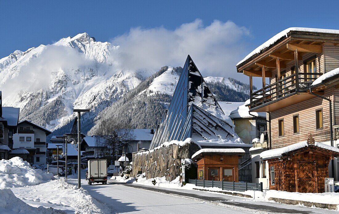 Blick auf die Glaspyramide des Tiroler Steinöl Museums und Berglandschaft, Pertisau am Achensee, Winter in Tirol, Österreich