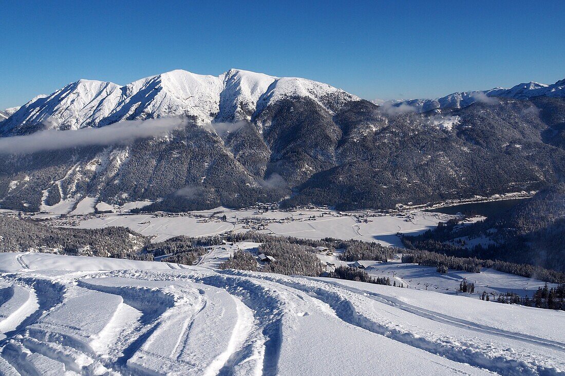 Skispuren im Schnee und Blick zum Rofangebirge, Skigebiet Christlum bei Achenkirch, Achensee, Tirol, Österreich