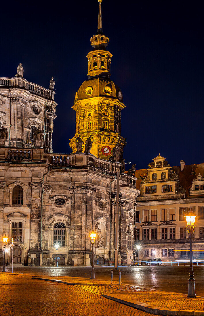 Hausmannsturm des Residenzschlosses und Theaterplatz bei Nacht, Dresden, Sachsen, Deutschland