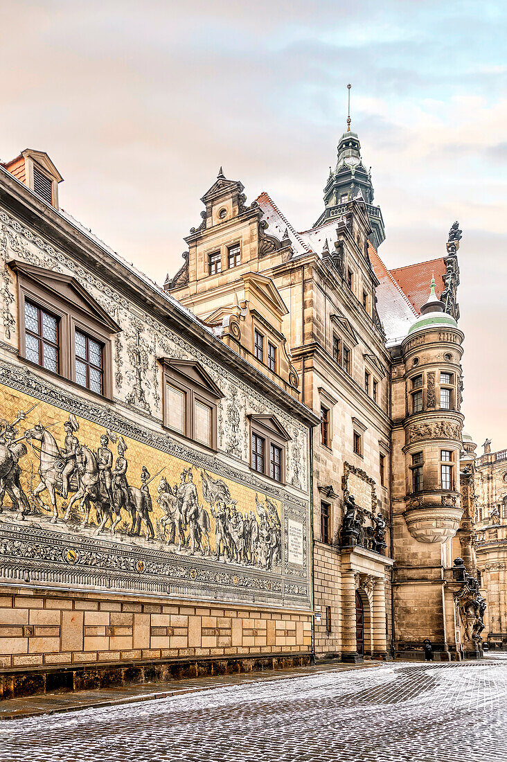 Fürstenzug Wandbild an der Außenseite des Stallhofes am Schlossplatz, Residenzschloss, Dresden, Sachsen, Deutschland