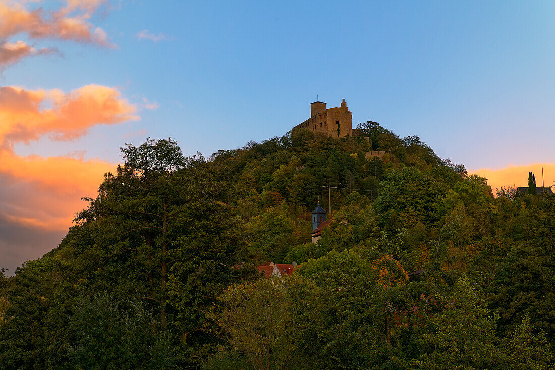 Sonnenuntergang über der Ruine Trimburg in Trimberg, Gemeinde Elfershausen, Landkreis Bad Kissingen, Unterfranken, Franken, Bayern, Deutschland