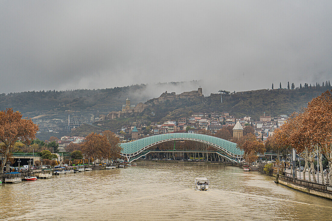 Herbstlicher nebliger Tag in der Altstadt von Tiflis, der Hauptstadt von Georgien