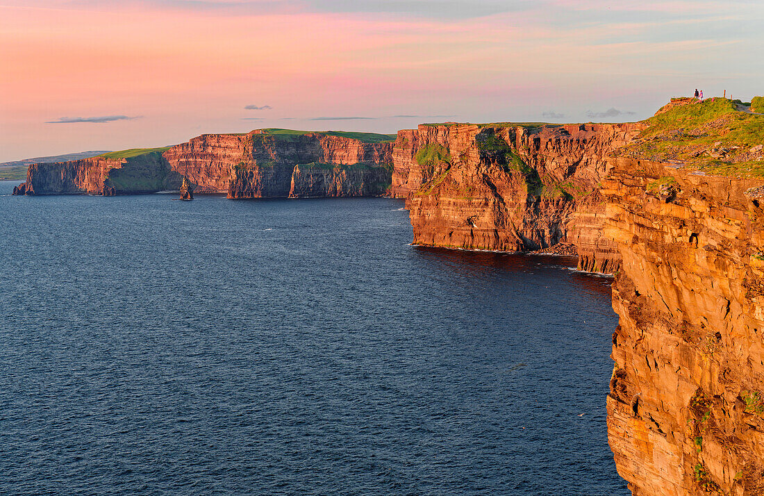 Irland, County Clare, Cliffs of Moher, Sonnenuntergang, Blick vom Süden nach Norden im Abendrot