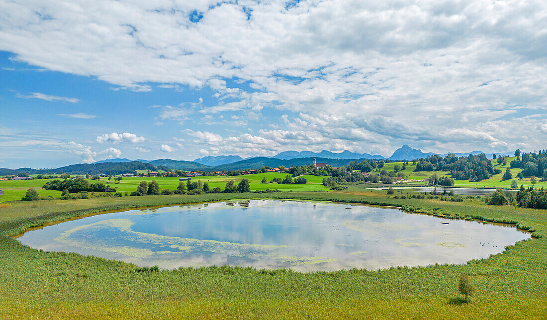 Luftansicht der Seeger Seen mit Blick nach Seeg im Allgäu, Allgäuer Alpen, Schwaben, Allgäu, Bayern, Deutschland