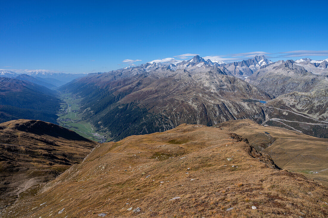 Blick auf das Rhonetal mit den Walliser und Berner Alpen, Kanton Wallis, Schweiz