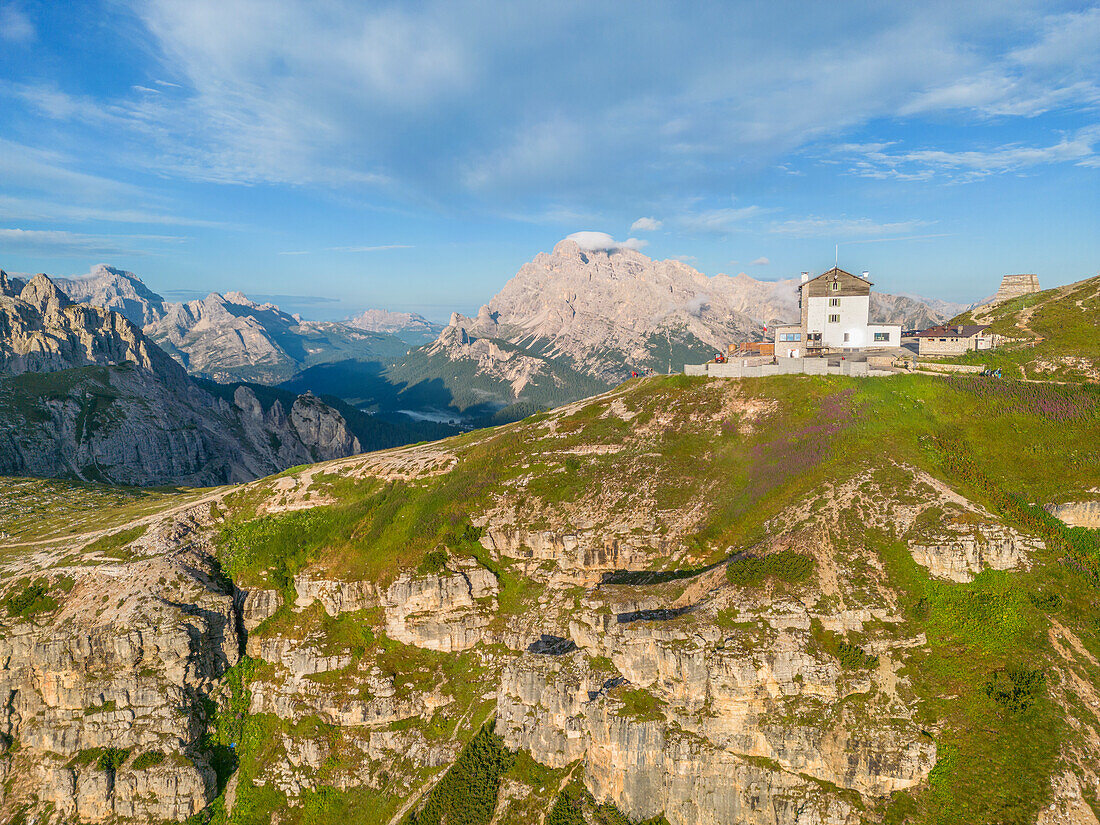 Auronzohütte vor den Gipfeln der Cadinigruppe, Naturpark Sextener Dolomiten, Provinz Belluno, Venetien, Italien