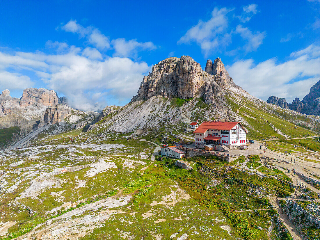 Dreizinnenhütte am Fuße der Drei Zinnen (2999m), Naturpark Drei Zinnen, Sextener Dolomiten, Provinz Bozen, Trentino-Südtirol, Italien