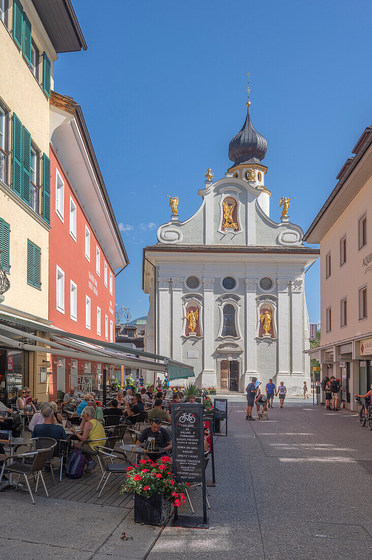 Straßencafe vor Pfarrkirche St. Michael in Innichen, Hochpustertal, Provinz Bozen, Alto Adige, Südtirol, Trentino-Südtirol, Italien