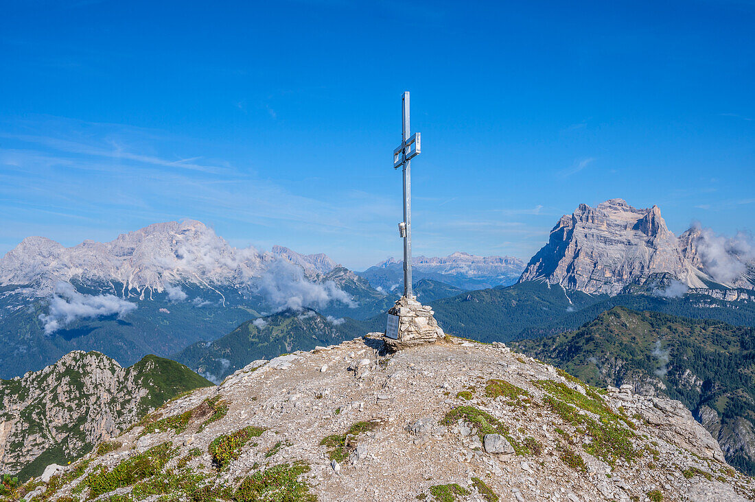 Gipfelkreuz am Vorgipfel des Sfornioi Nord mit Civetta und Monte Pelmo, Provinz Belluno, Dolomiten, Venetien, Italien