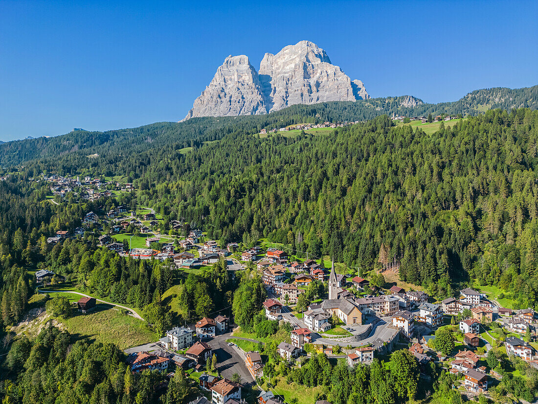 Luftansicht von Fusine im Val di Zoldo mit dem Monte Pelmo, Provinz Belluno, Dolomiten, Venetien, Italien