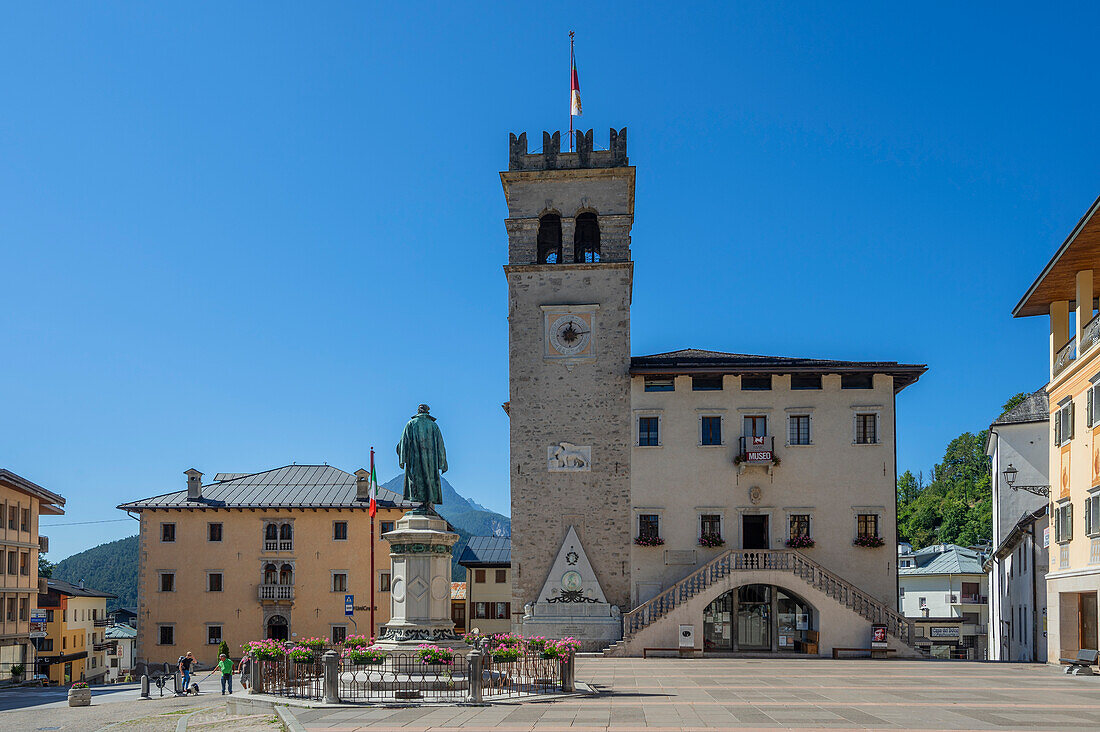 Piazza Tiziano mit dem Archäologischen Museum in Pieve di Cadore, Provinz Belluno, Venetien, Italien