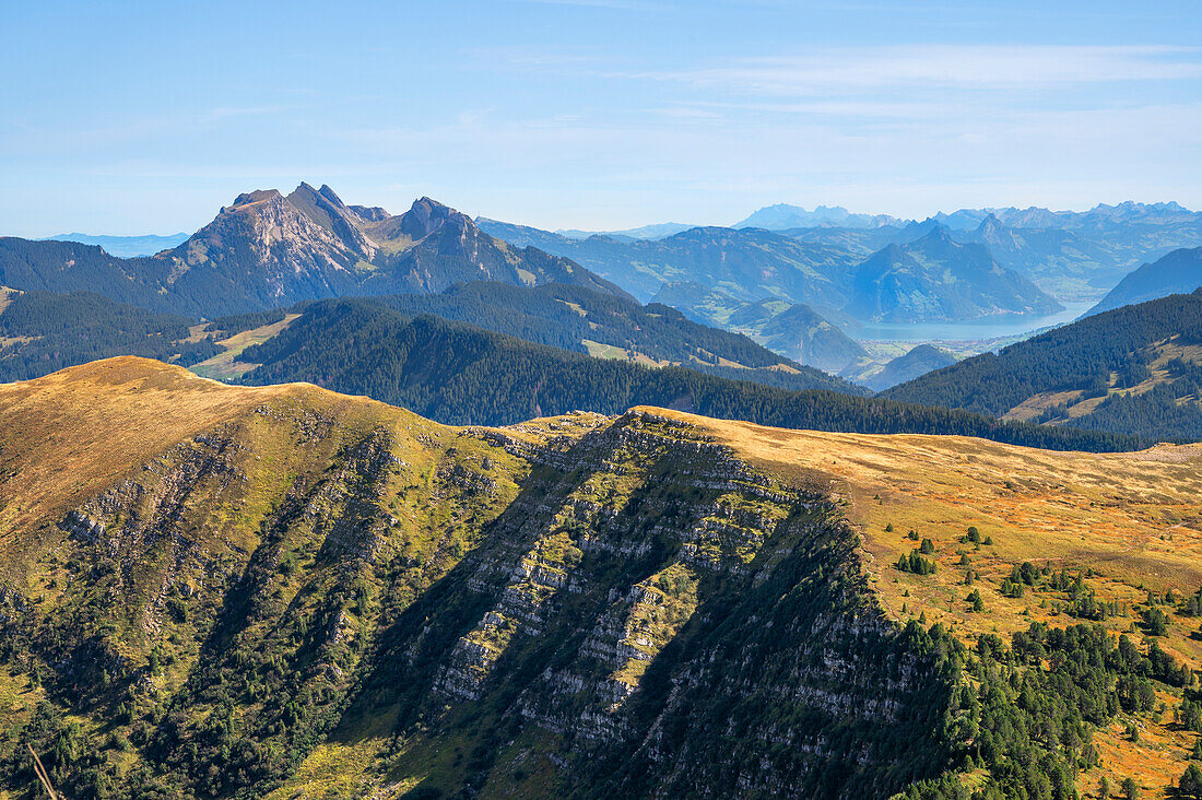 Blick vom Gipfel des Fürsteins mit Blick auf den Pilatus, bei Luzern, Kanton Obwalden, Zentralschweiz, Schweiz