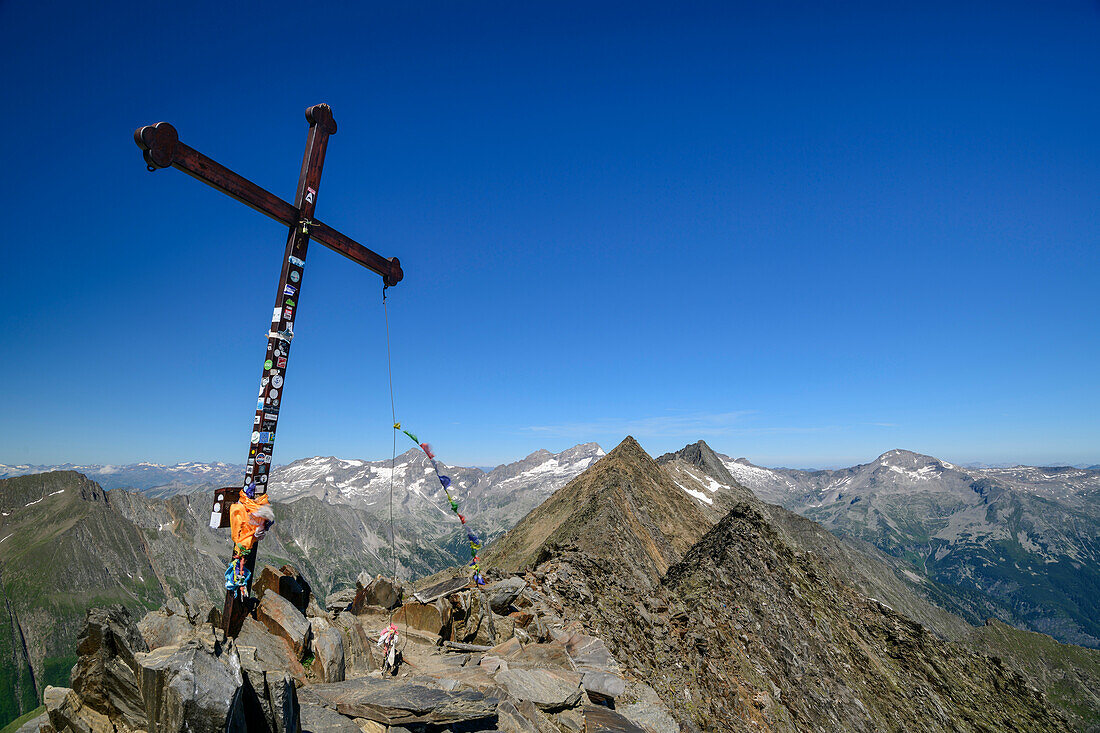 Summit cross of the Schönbichler Horn, Zillertal Alps Nature Park, Zillertal Alps, Tyrol, Austria