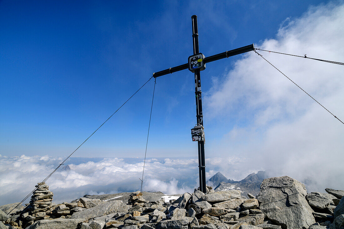 Cloudy atmosphere at the summit cross of the Hoher Riffler, Hoher Riffler, Zillertal Alps Nature Park, Zillertal Alps, Tyrol, Austria