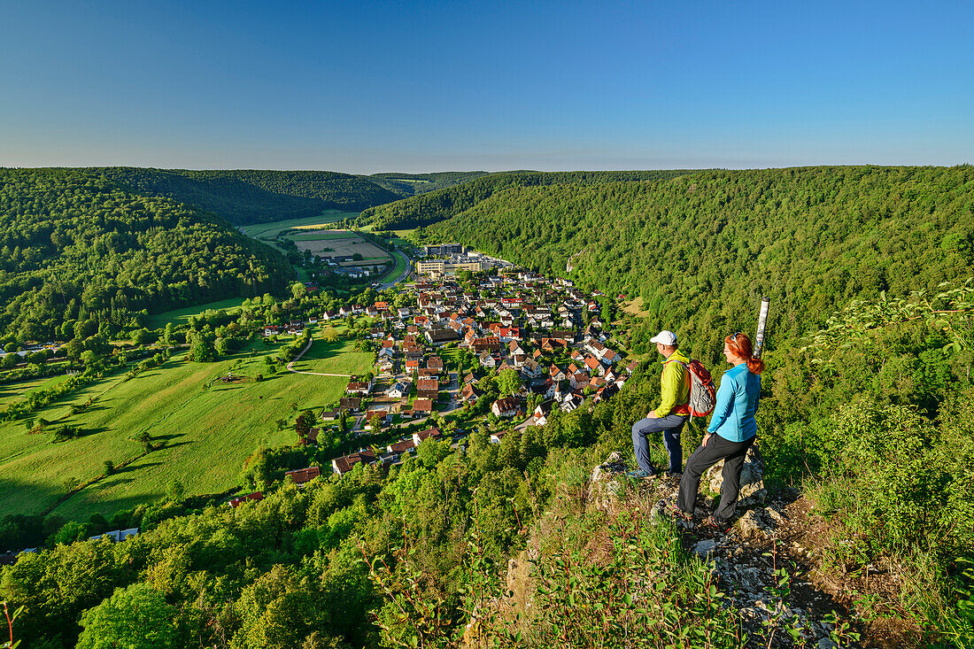 Mann und Frau beim Wandern stehen auf Felsturm und blicken auf Weiler im Achtal, Burgruine Günzelsburg, Blaubeuren, Schwäbische Alb, Baden-Württemberg, Deutschland
