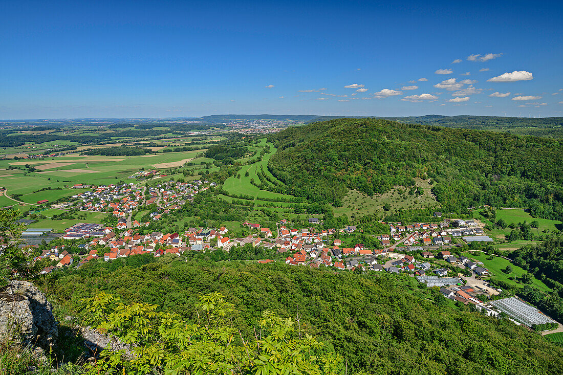 Aussicht vom Sedelfelsen auf Lautern mit Aalen im Hintergrund, Rosenstein, Schwäbische Alb, Baden-Württemberg, Deutschland
