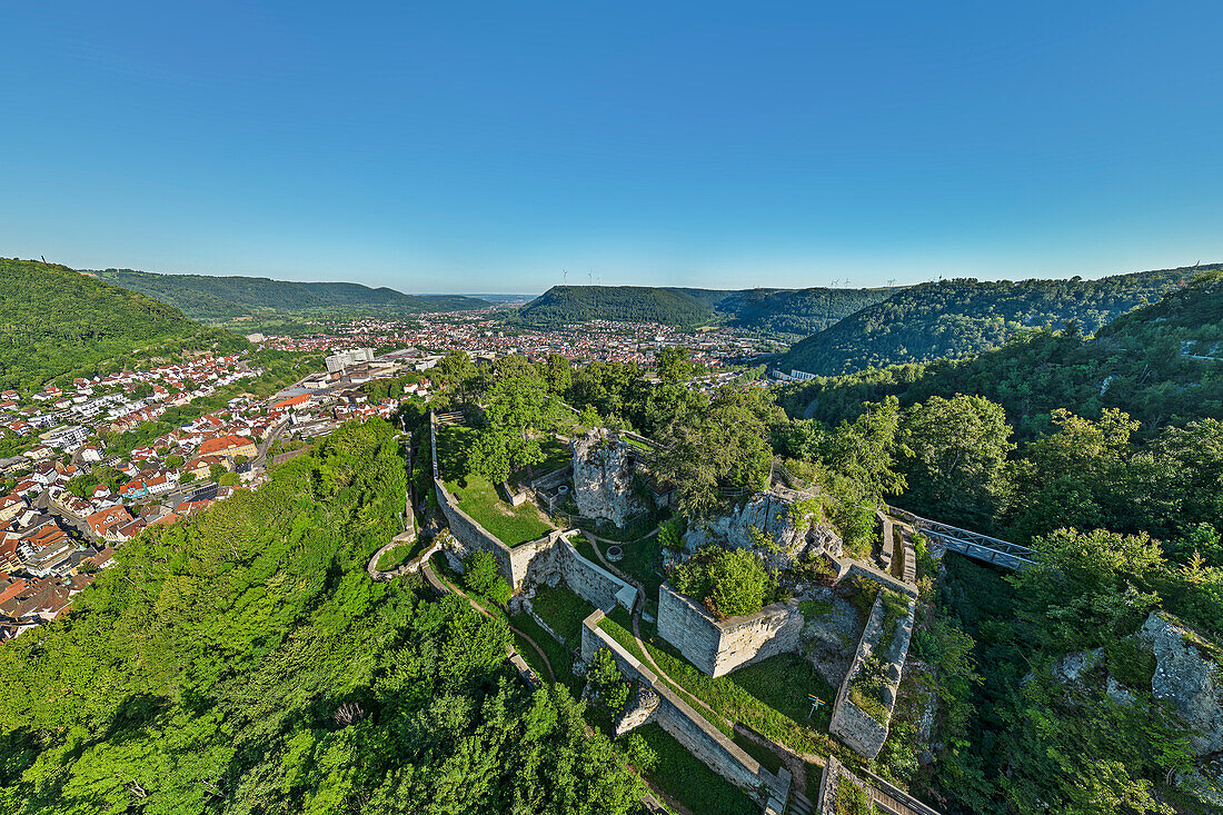 Luftaufnahme der Burgruine Helfenstein mit Geislingen an der Steige im Hintergrund, Geislingen an der Steige, Schwäbische Alb, Baden-Württemberg, Deutschland