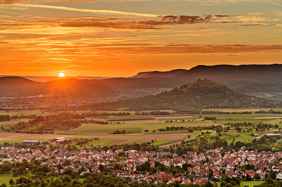 Wolkenstimmung bei Sonnenaufgang über Bissingen und Weilheim an der Teck, vom Hörnle, Teck, Schwäbische Alb, Baden-Württemberg, Deutschland